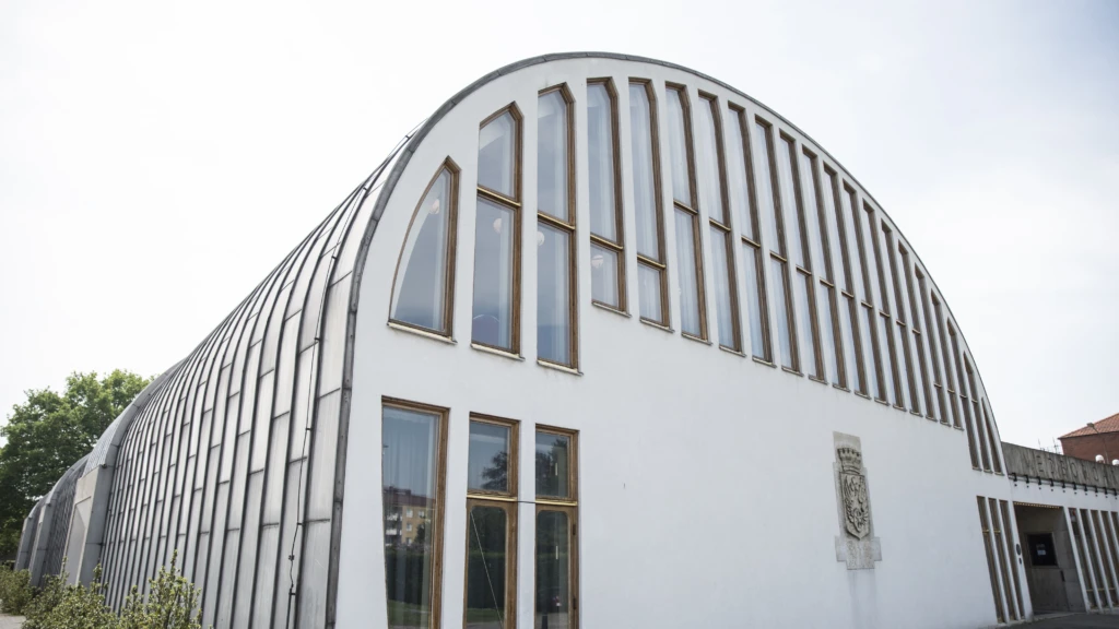 Bild av Medborgarhusets entré och glasparti