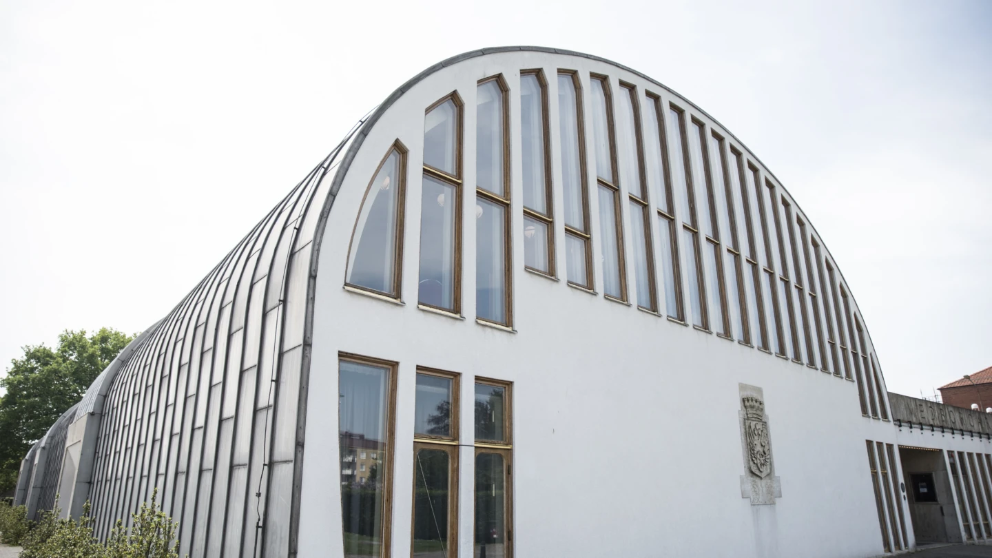 Bild av Medborgarhusets entré och glasparti