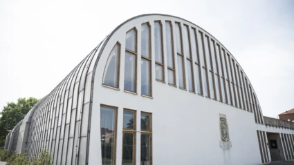 Bild av Medborgarhusets entré och glasparti