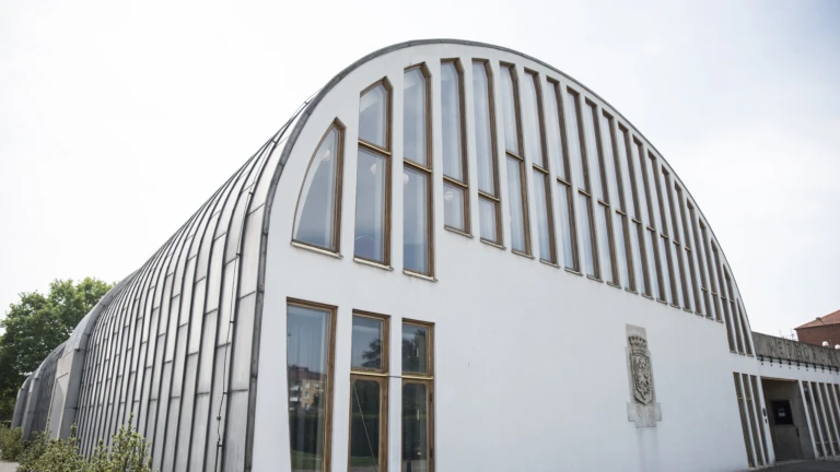 Bild av Medborgarhusets entré och glasparti
