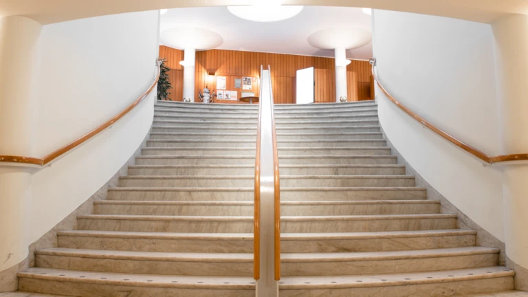 Marmortrappan från källarplan